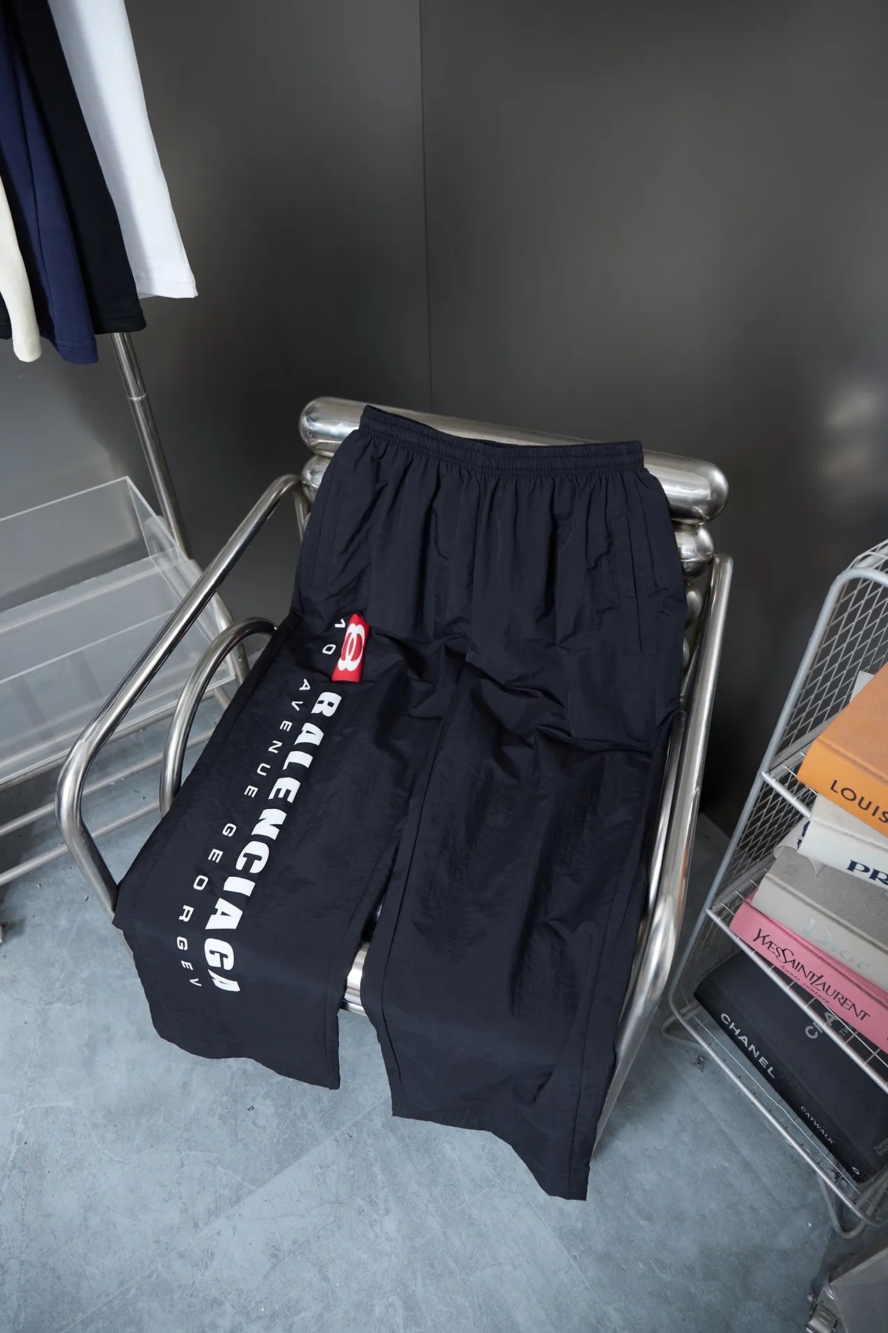 Balenciaga 𝘽𝘼𝙇𝙀𝙉𝘾𝙄𝘼𝙂𝘼 BLCG 82 three-color red double-ring printed trousers, light luxury, a must-have item for men and women's daily commuting, correct version, feel free to compare, detailed features · Customized windproof Oxford fabric · The entire fabric is pre-treated with a waterproof coating · Imported environmentally friendly glue thermosetting ink printing process · Double side pockets on trousers · Original main mark, washed tag, brand moisture-proof paper packaging Color: Picture color Size: 46/48/50/52